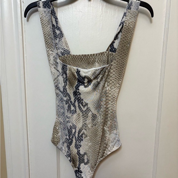 WinWin Tops - WinWin Snake Print Bodysuit in Beige, Black and Cream